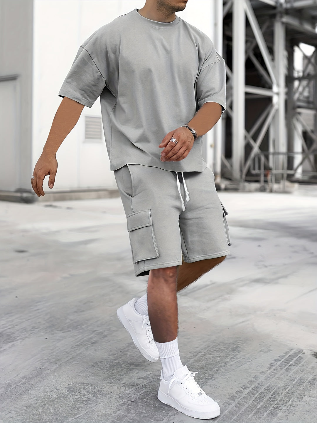 Set di Abbigliamento Sportivo da Uomo | Tessuto Traspirante | Comfort & Stile | T-Shirt & Shorts